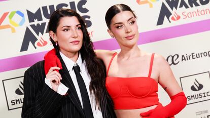 Alba Paul y Dulceida posan durante la alfombra roja de LOS40 Music Awards en Santander, el 3 de noviembre de 2023.