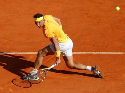 Nadal devuelve de revés contra Khachanov, este jueves en Montecarlo.