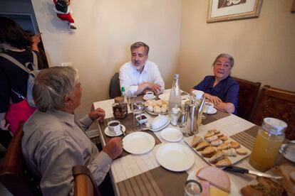 El candidato presidencial Alejandro Guillier desayuna con su familia antes de votar en Antofagasta.