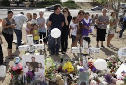 El actor Christaan Bale, con camiseta azul, rinde homenaje a las víctimas del atentado de Denver