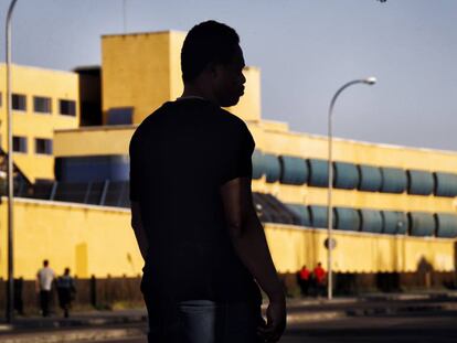 Un inmigrante de Ghana frente al CIE de Aluche en el que estuvo internado 49 días, en una imagen de 2017.