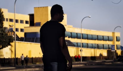 Un inmigrante de Ghana frente al CIE de Aluche en el que estuvo internado 49 días, en una imagen de 2017.