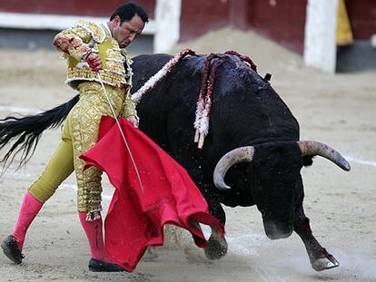 César Rincón, en su segundo toro al que cortó una oreja.