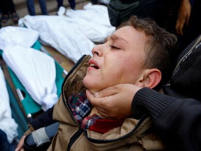Un niño palestino herido en un ataque israelí en Jan Yunis, al sur de la franja de Gaza, llora este domingo en el funeral de sus familiares fallecidos.