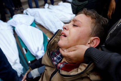 Un niño palestino herido en un ataque israelí en Jan Yunis, al sur de la franja de Gaza, llora este domingo en el funeral de sus familiares fallecidos.