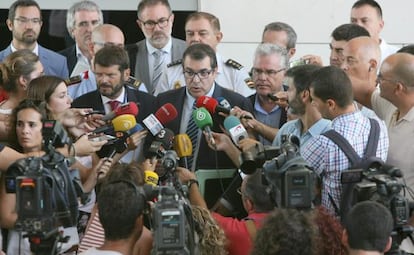 El conseller de Interior de la Generalitat, Jordi Jan&eacute; (c) explicando los detalles de la operaci&oacute;n en Salou.