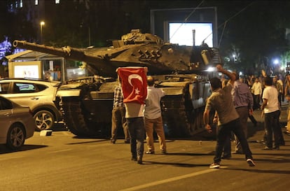Un tanque de los que participó en el golpe de Estado es frenado por manifestantes pro-Gobierno en Ankara, el 16 de julio de 2016.