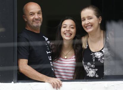 Simonovis, junto a su mujer y su hija, tras salir de prisi&oacute;n