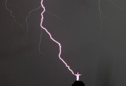 Imagem do raio que caiu na mão da estátua do Cristo Redentor no dia 16 de janeiro deste ano. A cidade sofreu uma forte tempestade que deixou bairros sem luz e as ruas inundadas.