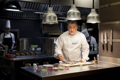 El cocinero Joan Roca en las cocinas de 'El Celler de Can Roca', en Girona, España.