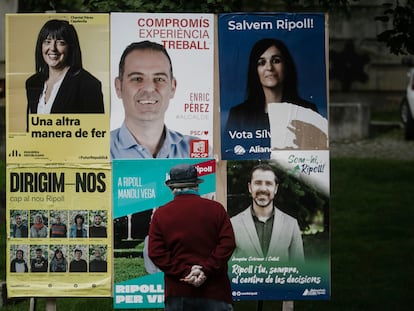 Varios carteles electorales en una calle de Ripoll (Girona), donde se impuso el partido de ultraderecha Aliança Catalana.
