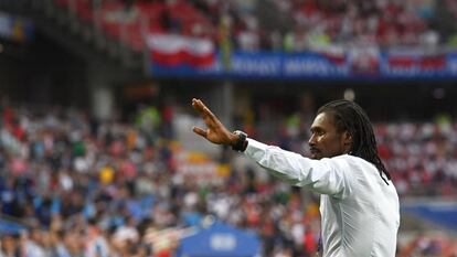 Aliou Cissé dirige o Senegal durante o jogo contra a Polônia em Moscou.