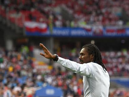 Aliou Cissé dirige o Senegal durante o jogo contra a Polônia em Moscou.