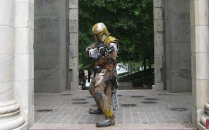 Un asistente al Dragon Con de Atlanta disfrazado del cazarecompensas Boba Fett, personaje de 'Star Wars'.