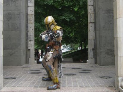 Un asistente al Dragon Con de Atlanta disfrazado del cazarecompensas Boba Fett, personaje de 'Star Wars'.