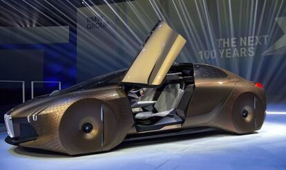Con motivo de su 100 aniversario, BMW presentó el prototipo Vision Next 100, que puede conducir de forma autónoma.