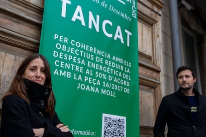 La artista Joana Moll, junto al director del Centre d'Art Santa Mònica, han explicado hoy en rueda de prensa el sentido de la obra de la artista que consiste en cerrar el centro durante una semana para reducir el consumo de energía. Foto: Joan Sánchez.