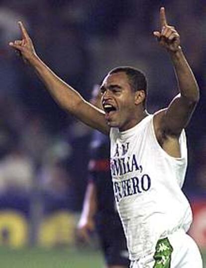 Denilson celebra uno de sus goles.