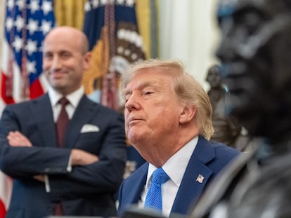 El presidente de Estados Unidos, Donald Trump, en la Casa Blanca, junto a uno de sus principales asesores, Stephen Miller.
