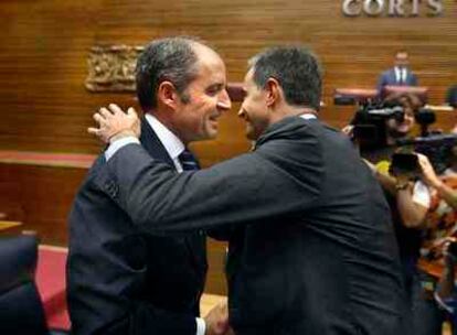 Ricardo Costa baja al escaño de Camps para saludarlo.