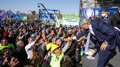 El presidente de Argentina, Alberto Fernández, saluda a los asistentes de un mitin organizado por el sindicato de los obreros de la construcción, en Buenos Aires, el 20 de mayo de 2022.