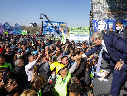 El presidente de Argentina, Alberto Fernández, saluda a los asistentes de un mitin organizado por el sindicato de los obreros de la construcción, en Buenos Aires, el 20 de mayo de 2022.