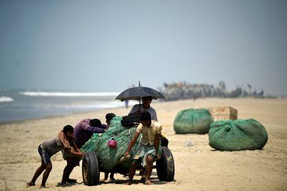 Los refugiados rohingya empujan las redes de pesca a lo largo de la playa de Shamlapur en Cox's Bazar (Bangladesh)