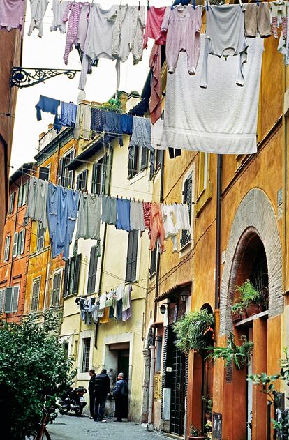 Así bautizó Alberti a este barrio de fachadas en siena y escasa e íntima iluminación nocturna.