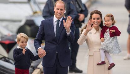 Los duques de Cambridge, con sus dos hijos, el pasado mes de octubre en Canadá.