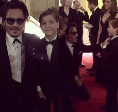 Johnny Depp posa junto a Jacob y le coloca la pajarita.