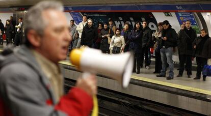 Un miembro del comité de empresa de Metro explica los motivos de la huelga a los usuarios del suburbano en la estación de Sol.