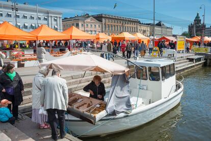 Sí, acuden turistas, pero la plaza adoquinada junto al puerto de Helsinki es el lugar óptimo para hacerse con las mejores grosellas, frambuesas, fresas salvajes y otras bayas de los extensos bosques finlandeses que rodean la capital de Finlandia y que son el orgullo del país. El Kauppatori está en la plaza del Mercado, en el corazón de la ciudad, junto al muelle desde el que salen los cruceros y ferris a las islas, así que es fácil localizarlo. En otros tiempos fue un mercado convencional para los finlandeses; pero hoy su espíritu ha mutado y los vendedores de recuerdos han sustituido a los puestos de mercancías, pero aún es posible encontrar restaurantes económicos y cafés en los alrededores.