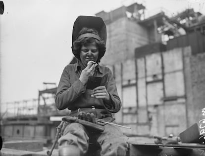 Dorothy limpiándose la cara mientras trabajaba en la construcción del puente.