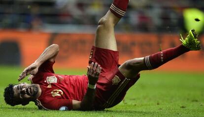 Diego Costa cae al suelo en el partido ante Eslovaquia.