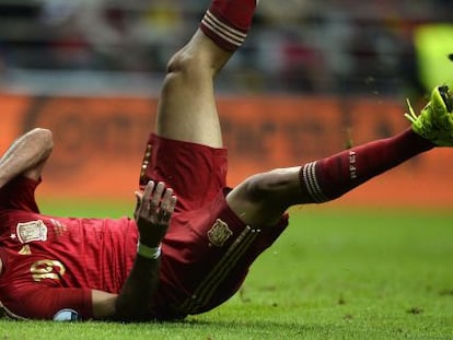 Diego Costa cae al suelo en el partido ante Eslovaquia.