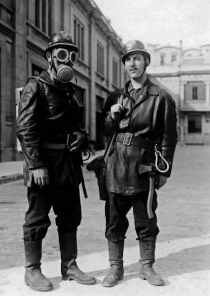 Bombers a la caserna de l’Eixample, a la dècada de 1950. Un d’ells porta un equip respiratori d’aire comprimit.arxiu fotogràfic de barcelona