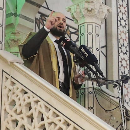 Syrian caretaker Prime Minister Mohammed al-Bashir delivers Friday sermon at the Umayyad Mosque, after fighters of the ruling Syrian body ousted Syria's Bashar al-Assad, in the Damascus old city, Syria, December 13, 2024. REUTERS/Mahmoud Hassano