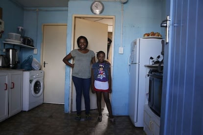 Thozama Kala, de 30 anos, e sua filha Mpho, de nove, em uma foto tirada na cozinha de sua casa em Cabo Langa, África do Sul. Thozama está estudando para ser administradora e espera que sua filha seja médica, mas Mpho quer ser professora.