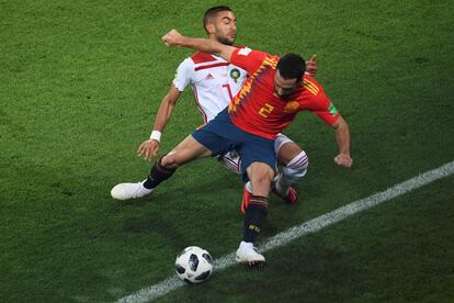 Dani Carvajal lucha el balón con Hakim Ziyech, de Marruecos.