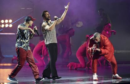 Bad Bunny, Ricky Martin y Residente, durante su actuación.