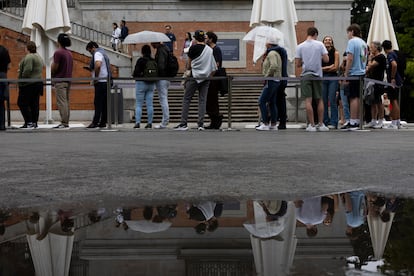 Cola de turistas en el Museo del Prado este domingo al mediodía.