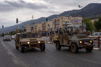 Vehículos militares israelíes en Kiryat Shmona, en el norte del país, el miércoles.