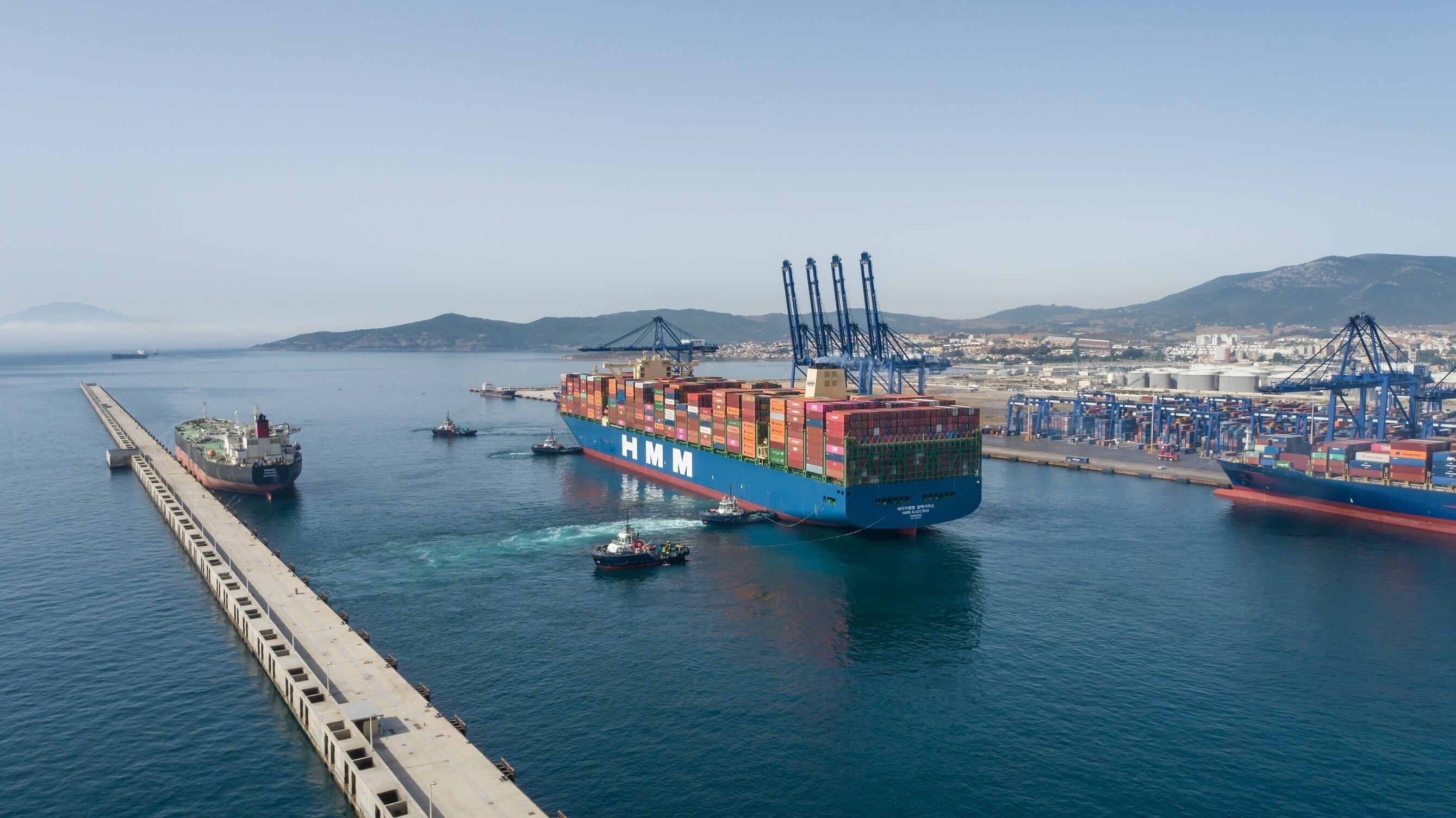 Un buque de carga sale del puerto de Algeciras, el mismo desde el que salió el buque 'Toconao', causante del vertido de 'pellets'.