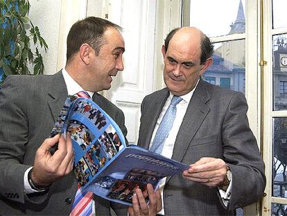 Ignacio Astarloa, junto al secretario de su partido en Segovia, Miguel Ángel de Vicente.