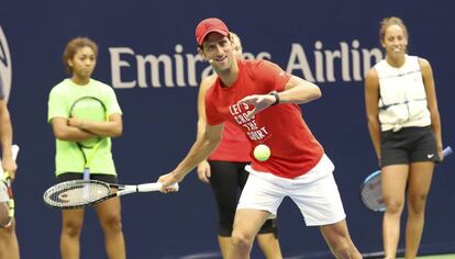 Djokovic pelotea durante una exhibición en Nueva York.