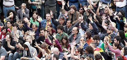 Los manifestantes continúan ocupando la plaza