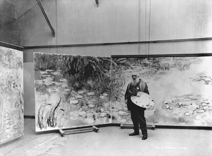 Un retrato del pintor impresionista francés Claude Monet (1840- 1926) mientras posa junto a una obra de su serie <i>Ninfas</i>.