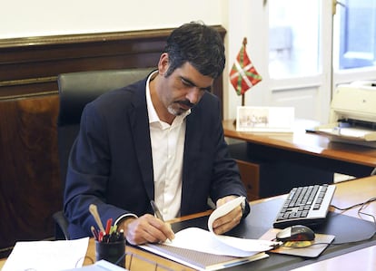 El nuevo alcalde de San Sebastián, Eneko Goia, ha afrontado su primer día de trabajo con "tranquilidad", una vez superado el trajín del cambio al nuevo despacho, con una agenda centrada en responder a los medios de comunicación, atender la burocracia municipal y una reunión con gestores de Turismo.