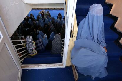 Una mujer espera para recibir su ración de comida en Herat (Afganistán), en el primer día de Ramadán.