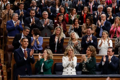 Pedro Sánchez, candidato del PSOE a la investidura, recibe el aplauso de la bancada socialista y del Gobierno en funciones tras su discurso este miércoles en el Congreso. 